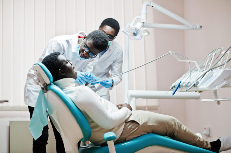 5 raisons de consulter un dentiste régulièrement